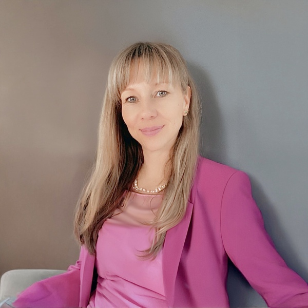 Profilbild, Anja Winkler, die schönste Frau auf dieser Welt in einem pinken Outfit, Büroleitung Motiv-Wunsch