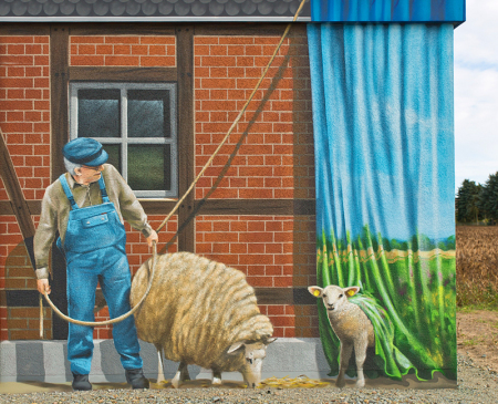 Eine Illusionsmalerei von Motiv-Wunsch mit 3D Effekt, gesprüht auf einer Trafostation in Brandenburg. Ein älterer herr zieht an einer Leine um eine Klinkerfassade mit einem Vorhang zu bedecken.