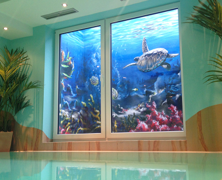 Eine Unterwasseransicht als 3D Illusion, eine Schildkröte schwimmt, gesprüht in einem Lichtschacht eines Schwimmbads mit Pool. In Mecklenburg-Vorpommern.