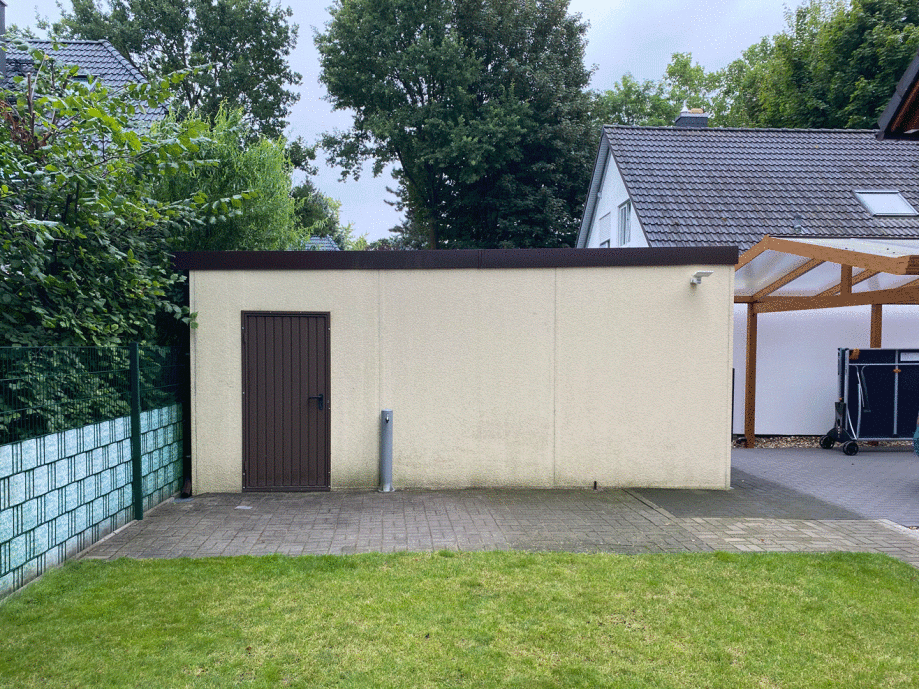 Individuelle Garagenwandgestaltung mit fotorealistischer Wandmalerei, hochwertige Fassadenkunst zur Aufwertung von Privatgrundstücken in Brandenburg.