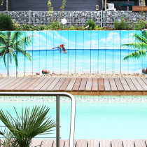 Hinter einem Pool ist eine Südseelandschaft mit Palmen und einem Papagei. Sprühdosentechnik auf Beton in Zossen.