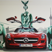 Werbung für Mercedes Benz, ein Rotes Auto in einem Showroom von einem Luxus Autohaus in Berlin Mitte.