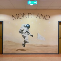Ein Astronaut bei der Mondlandung, ein Innenraum Graffiti in einem Kindergarten in Potsdam.