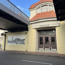 Historische Wandbilder unter einer Brücke der Deutschen Bahn in Zepernick, Panketal, von Graffitikünstlern der Firma Motiv-Wunsch.