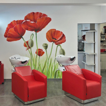 Mohnblumen an einer Innenwand von einem Friseursalon. Fotorealistisch gemalt in Berlin von Mario Winkler.