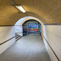 Eine Berliner S-Bahn im Tunnel kurz vor einem Bahnhof. Graffitikunst für die Deutsche Bahn von Motiv-Wunsch.
