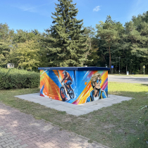 Skater und Biker auf buntem Hintergrund. Graffiti Streetart auf einer Strom Schaltstation von Motiv-Wunsch in Basdorf, Brandenburg.