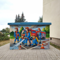 Eine Darstellung der Jugendfeuerwehr bei einer Löschübung. Gestaltung auf einer Elektrostation in Sachsen.