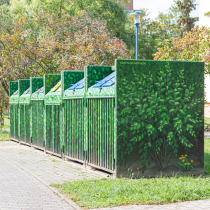 Außergewöhnlicher Graffitischutz von Müllboxen im Wohnviertel.